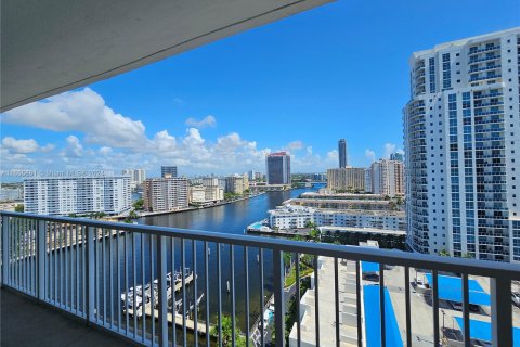 Condominio en alquiler en Hallandale Beach, Florida № 1357171 - foto 2