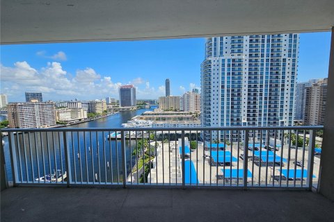 Condominio en alquiler en Hallandale Beach, Florida № 1357171 - foto 4