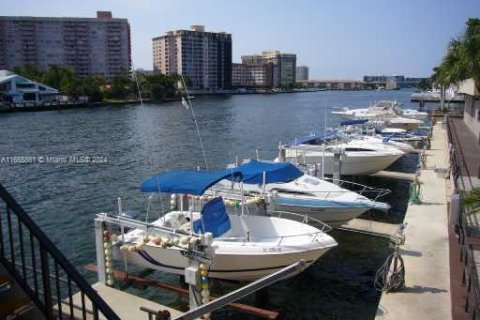 Condo in Hallandale Beach, Florida  № 1357171 - photo 12