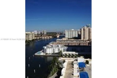 Condominio en alquiler en Hallandale Beach, Florida № 1357171 - foto 19