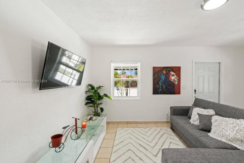 Casa en alquiler en Miami, Florida, 2 dormitorios, 229.75 m2 № 1357147 - foto 11