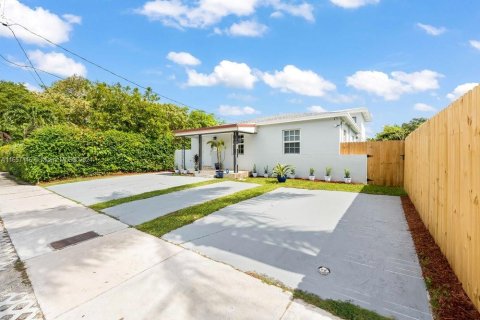 Villa ou maison à louer à Miami, Floride: 2 chambres, 229.75 m2 № 1357147 - photo 1