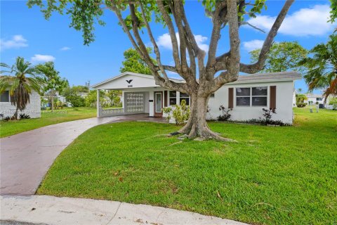 House in Margate, Florida 2 bedrooms, 106.84 sq.m. № 1181667 - photo 12