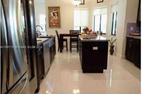 House in Miami, Florida 5 bedrooms, 288.83 sq.m. № 1181624 - photo 6