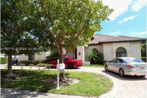 House in Miami, Florida 5 bedrooms, 288.83 sq.m. № 1181624 - photo 1