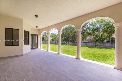 House in Miami, Florida 5 bedrooms, 288.83 sq.m. № 1181624 - photo 20