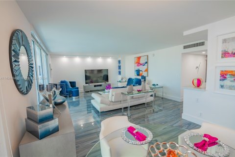 Copropriété à vendre à Hallandale Beach, Floride: 2 chambres, 121.89 m2 № 1292815 - photo 17