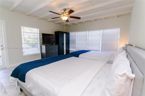 House in Hollywood, Florida 4 bedrooms, 158.12 sq.m. № 196298 - photo 22