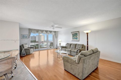 Condo in Lauderdale-by-the-Sea, Florida, 2 bedrooms  № 1160106 - photo 5