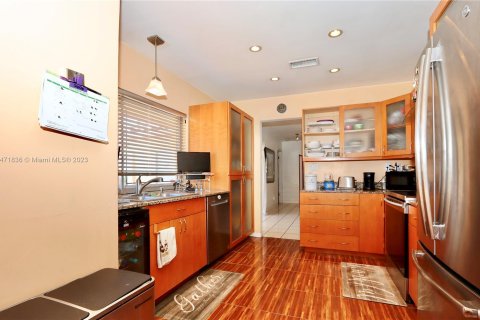 Casa en venta en Miami, Florida, 4 dormitorios № 782224 - foto 13