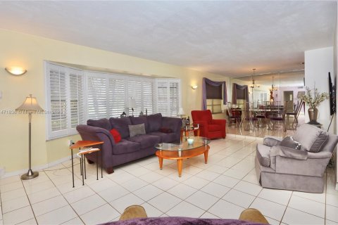 Villa ou maison à vendre à Miami, Floride: 4 chambres № 782224 - photo 6