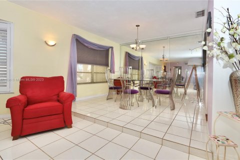 House in Miami, Florida 4 bedrooms № 782224 - photo 10