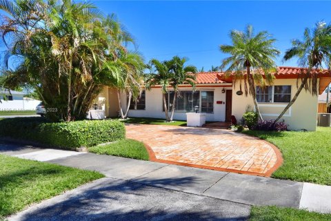 Villa ou maison à vendre à Miami, Floride: 4 chambres № 782224 - photo 2