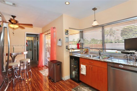 Casa en venta en Miami, Florida, 4 dormitorios № 782224 - foto 16