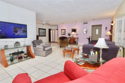 House in Miami, Florida 4 bedrooms № 782224 - photo 8