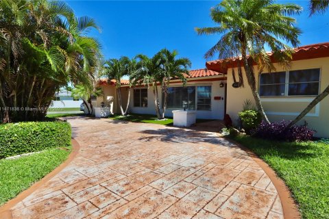 Villa ou maison à vendre à Miami, Floride: 4 chambres № 782224 - photo 1