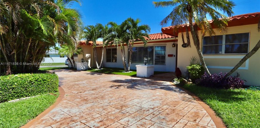 Villa ou maison à Miami, Floride 4 chambres № 782224