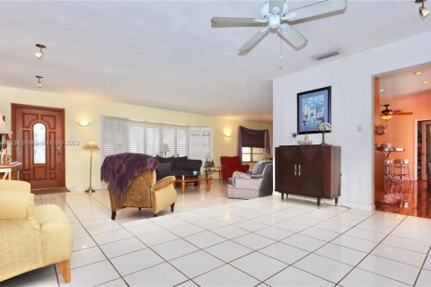 Villa ou maison à vendre à Miami, Floride: 4 chambres № 782224 - photo 3