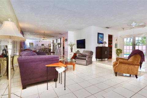 Casa en venta en Miami, Florida, 4 dormitorios № 782224 - foto 12