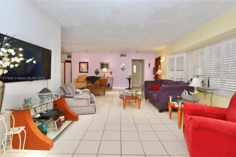 House in Miami, Florida 4 bedrooms № 782224 - photo 9