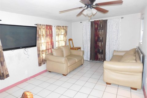 House in Margate, Florida 4 bedrooms, 153.66 sq.m. № 1207298 - photo 15