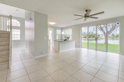 House in Pembroke Pines, Florida 3 bedrooms, 170.48 sq.m. № 1147669 - photo 2