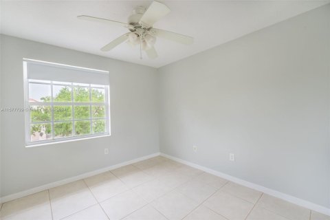 House in Pembroke Pines, Florida 3 bedrooms, 170.48 sq.m. № 1147669 - photo 10