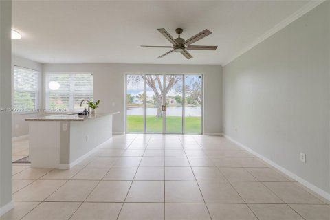 House in Pembroke Pines, Florida 3 bedrooms, 170.48 sq.m. № 1147669 - photo 5