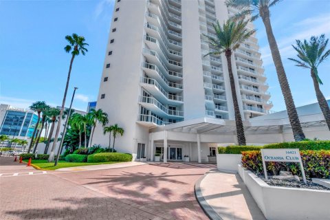 Condo in Sunny Isles Beach, Florida, 3 bedrooms  № 1399542 - photo 1