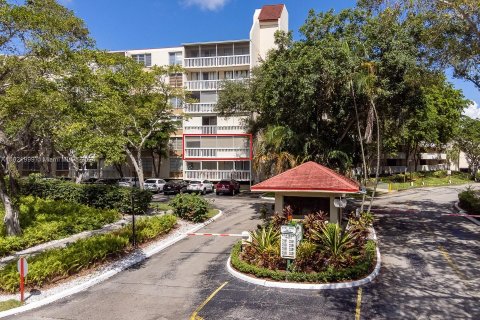 Condo in Lauderhill, Florida, 1 bedroom  № 1268942 - photo 1