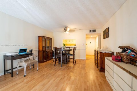 Condo in Lauderhill, Florida, 1 bedroom  № 1268942 - photo 5