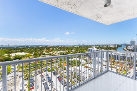 Condo in Miami Beach, Florida, 2 bedrooms  № 1281935 - photo 27