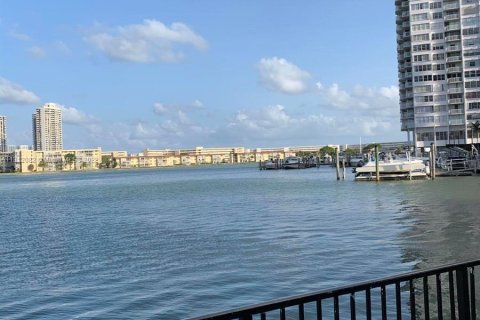 Condominio en venta en Aventura, Florida, 2 dormitorios, 98.29 m2 № 183152 - foto 2