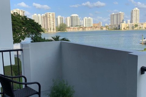 Condominio en venta en Aventura, Florida, 2 dormitorios, 98.29 m2 № 183152 - foto 1