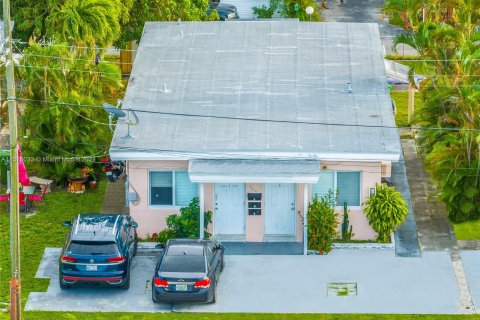 Immobilier commercial à vendre à Hallandale Beach, Floride: 131.74 m2 № 991639 - photo 1