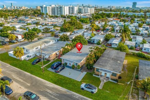 Immobilier commercial à vendre à Hallandale Beach, Floride: 131.74 m2 № 991639 - photo 2