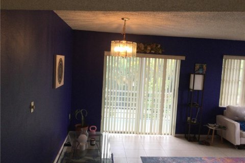 Condo in Tamarac, Florida, 2 bedrooms  № 411053 - photo 25