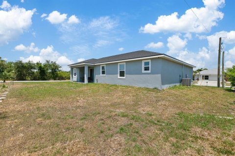 House in Port Charlotte, Florida 4 bedrooms, 155.52 sq.m. № 1298999 - photo 4