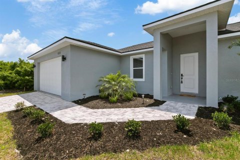 House in Port Charlotte, Florida 4 bedrooms, 155.52 sq.m. № 1298999 - photo 2