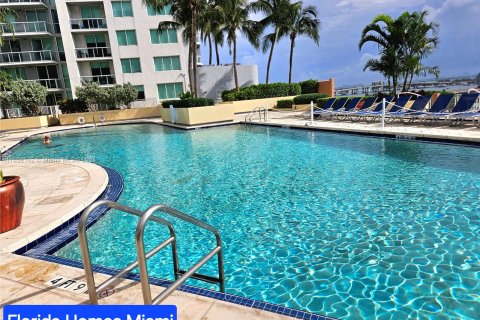 Condo in Miami, Florida, 1 bedroom  № 1374366 - photo 11