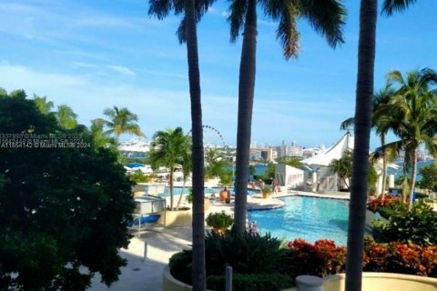 Condo in Miami, Florida, 1 bedroom  № 1374366 - photo 23