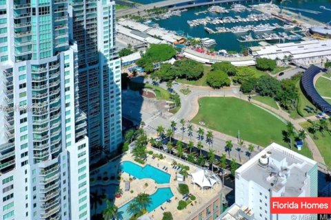 Condo in Miami, Florida, 1 bedroom  № 1374366 - photo 1