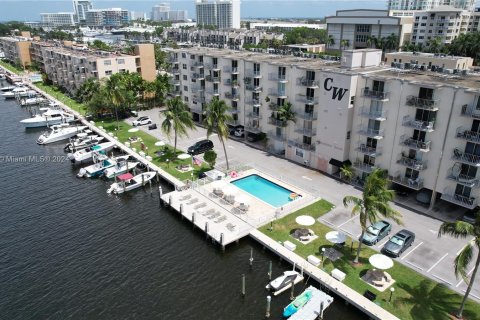 Condo in Fort Lauderdale, Florida, 1 bedroom  № 1321748 - photo 1