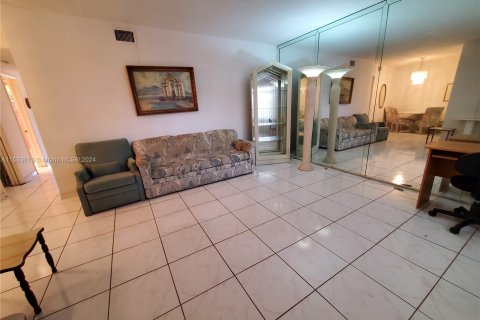 Copropriété à vendre à North Miami Beach, Floride: 1 chambre, 63.92 m2 № 1009314 - photo 3