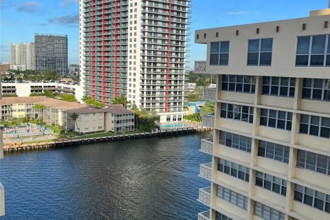 Condominio en venta en Hallandale Beach, Florida, 2 dormitorios, 102.19 m2 № 1004389 - foto 11