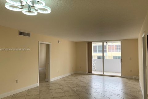 Condominio en venta en Hallandale Beach, Florida, 2 dormitorios, 102.19 m2 № 1004389 - foto 3
