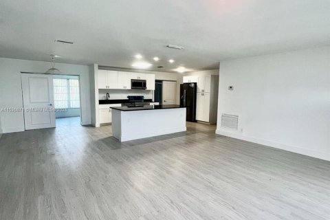 Casa en venta en Deerfield Beach, Florida, 2 dormitorios, 146.32 m2 № 1002237 - foto 2