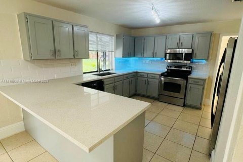 Villa ou maison à vendre à Miami, Floride: 4 chambres, 182.09 m2 № 951919 - photo 14