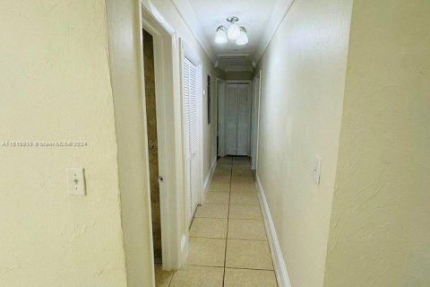 Casa en venta en Miami, Florida, 4 dormitorios, 182.09 m2 № 951919 - foto 18