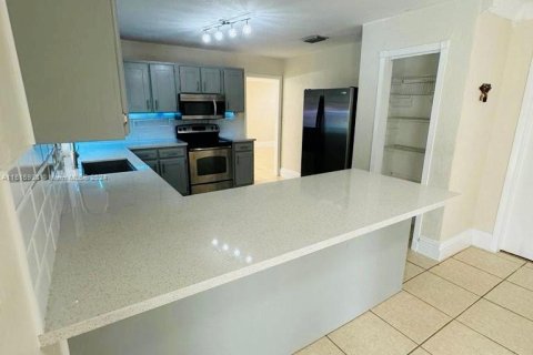 Casa en venta en Miami, Florida, 4 dormitorios, 182.09 m2 № 951919 - foto 17